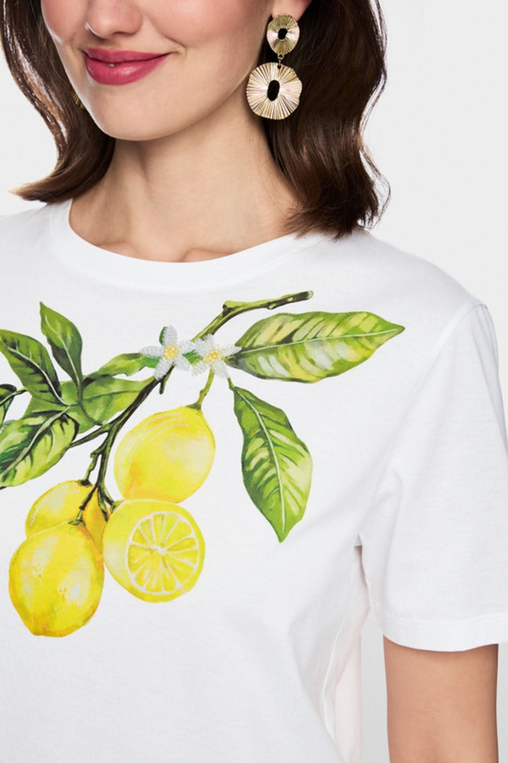 T-shirt imprimé citron avec coupe ample en coton bio, présentation de l'imprimé citrons sur une branche, manches courtes en zoom.