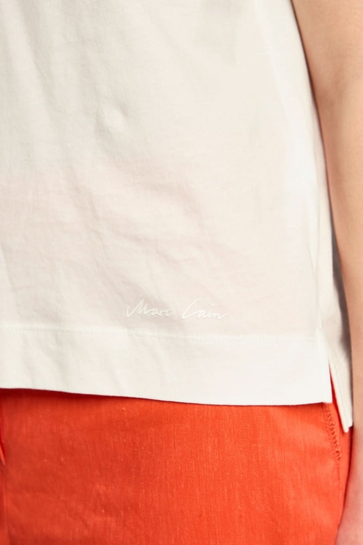Détail arrière du T-shirt imprimé hibiscus et paillettes en coton avec finitions élégantes.