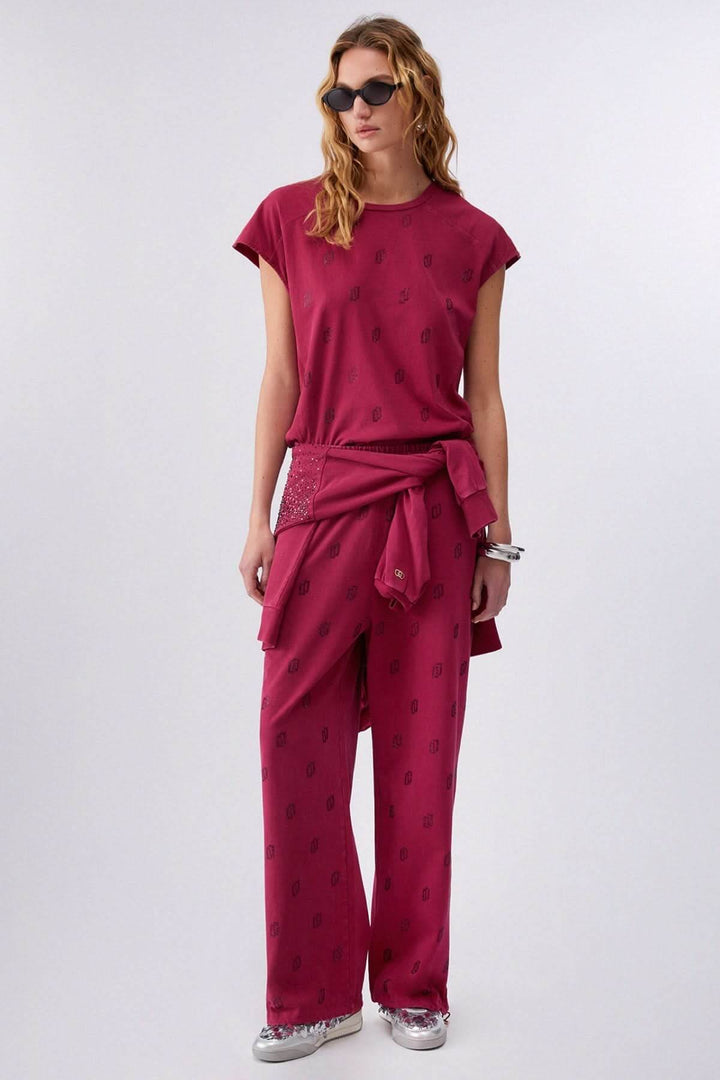 Femme portant un t-shirt imprimé à manches courtes avec un motif discret, ensemble décontracté et confortable, tissu léger.