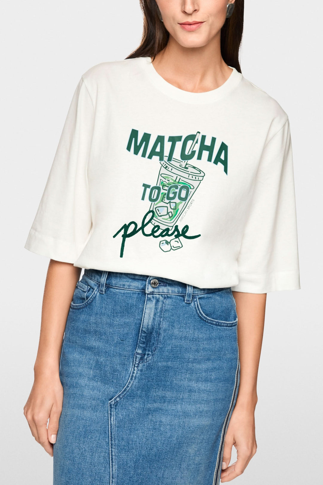 T-shirt imprimée matcha « Rethink Together » avec imprimé graphique audacieux, coupe droite, manches courtes, encolure ronde classique.