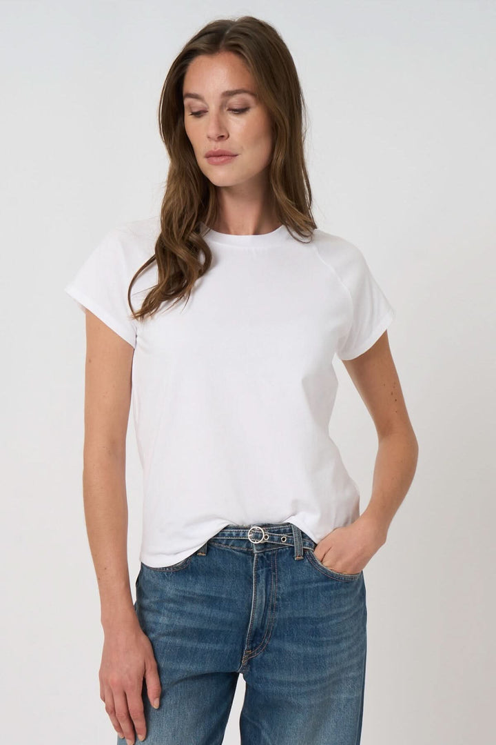 Homme portant un t-shirt à manches courtes blanc avec coupe droite et encolure ronde, idéal pour un style polyvalent quotidien.