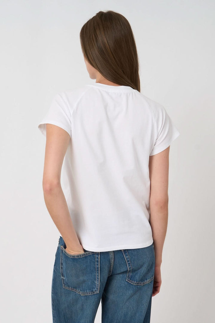 T-shirt à manches courtes en tissu doux et léger, style intemporel et confortable vu de dos, idéal pour le quotidien.