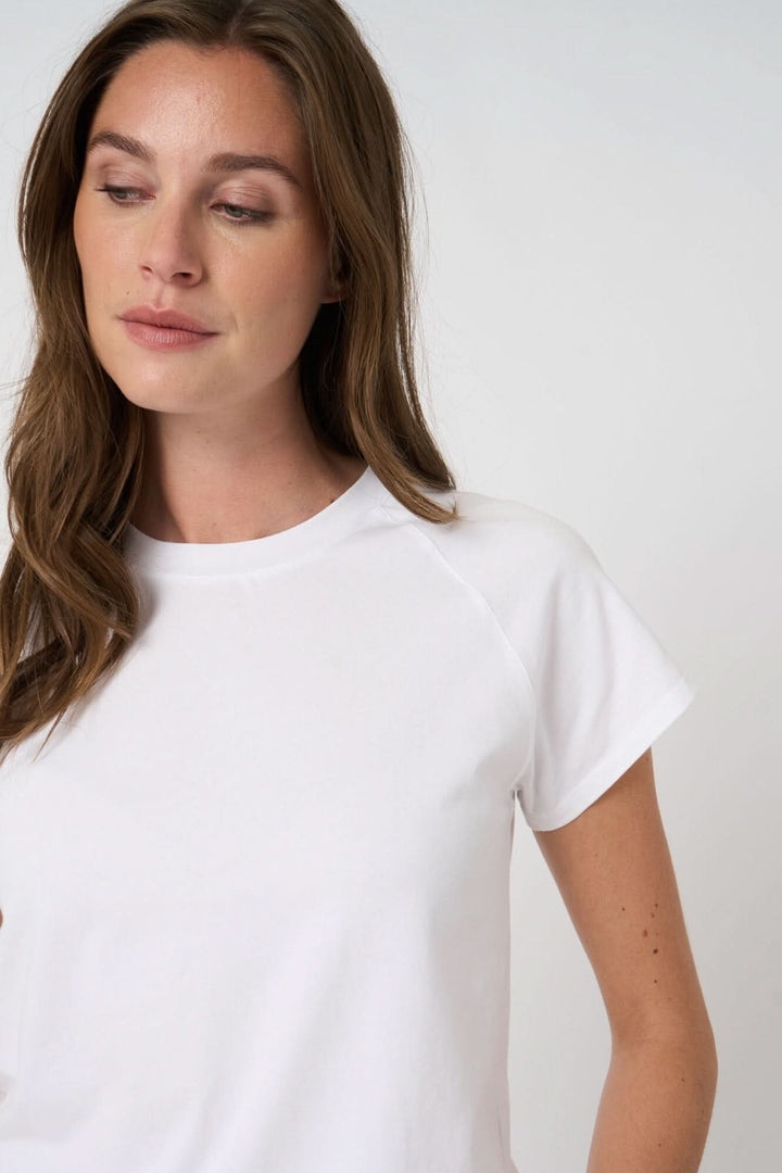 T-shirt à manches courtes blanc pour femme, style polyvalent, confortable et élégant, vue de face.