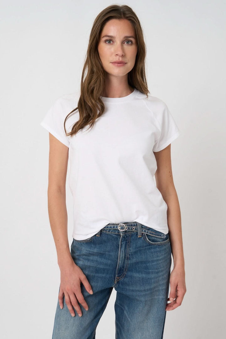T-shirt à manches courtes blanc pour femme, coupe droite et confortable, en tissu doux et léger, style polyvalent.
