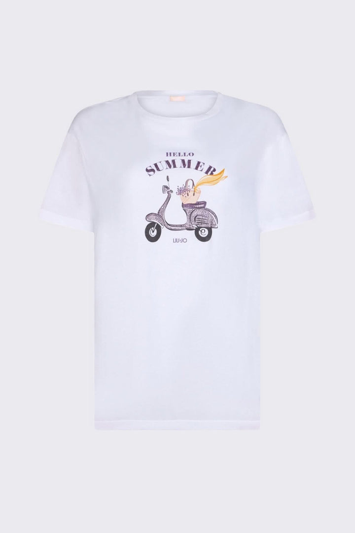 T-shirt à manches courtes avec imprimé graphique décoratif scooter et texte "Hello Summer" sur fond blanc.