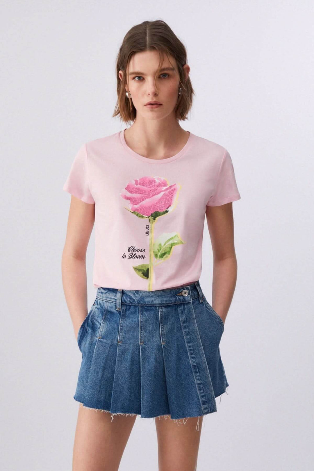 Femme portant un T-shirt à manches courtes avec imprimé graphique d&