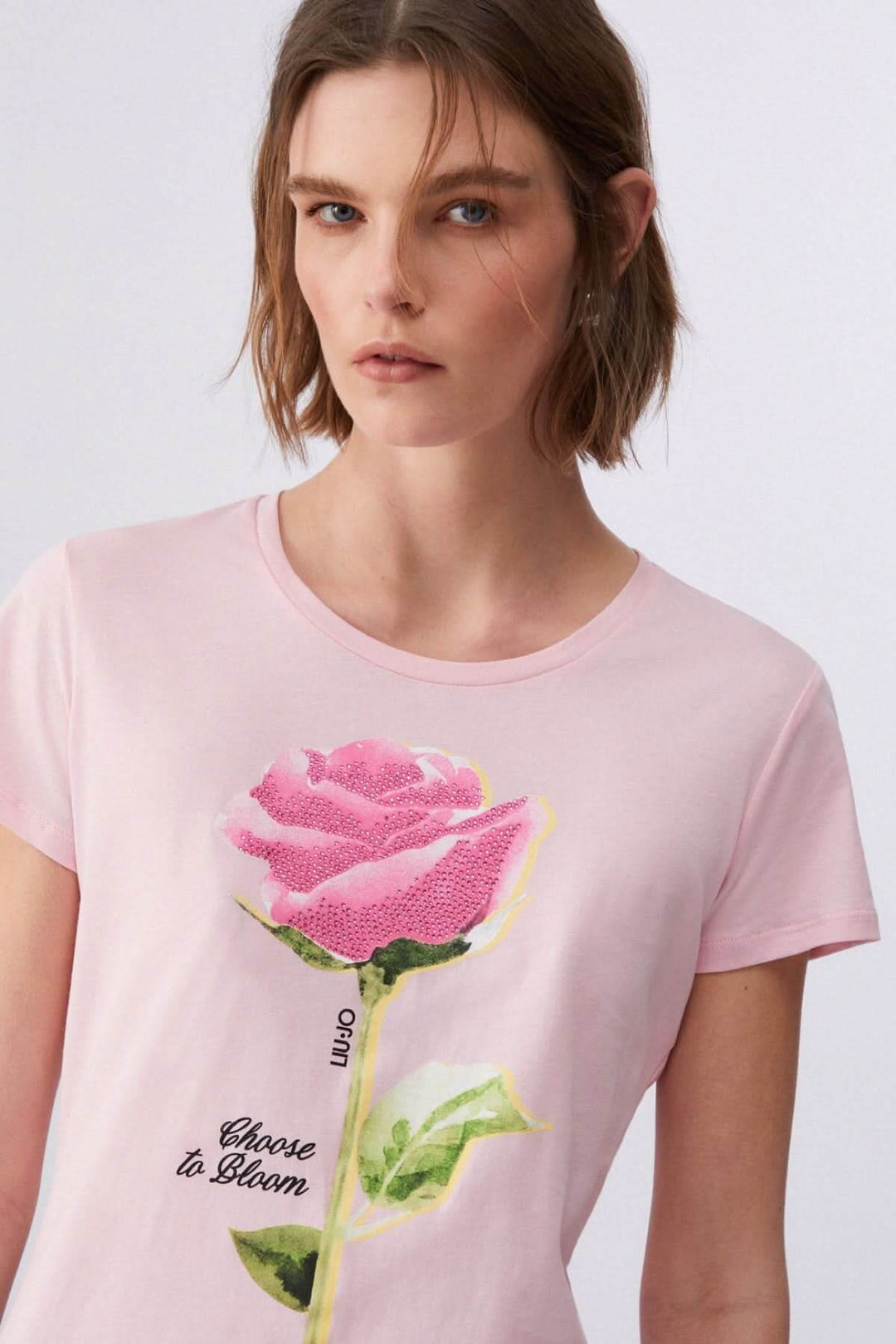 T-shirt à manches courtes avec imprimé graphique floral porté par mannequin, coupe confortable et matière douce.