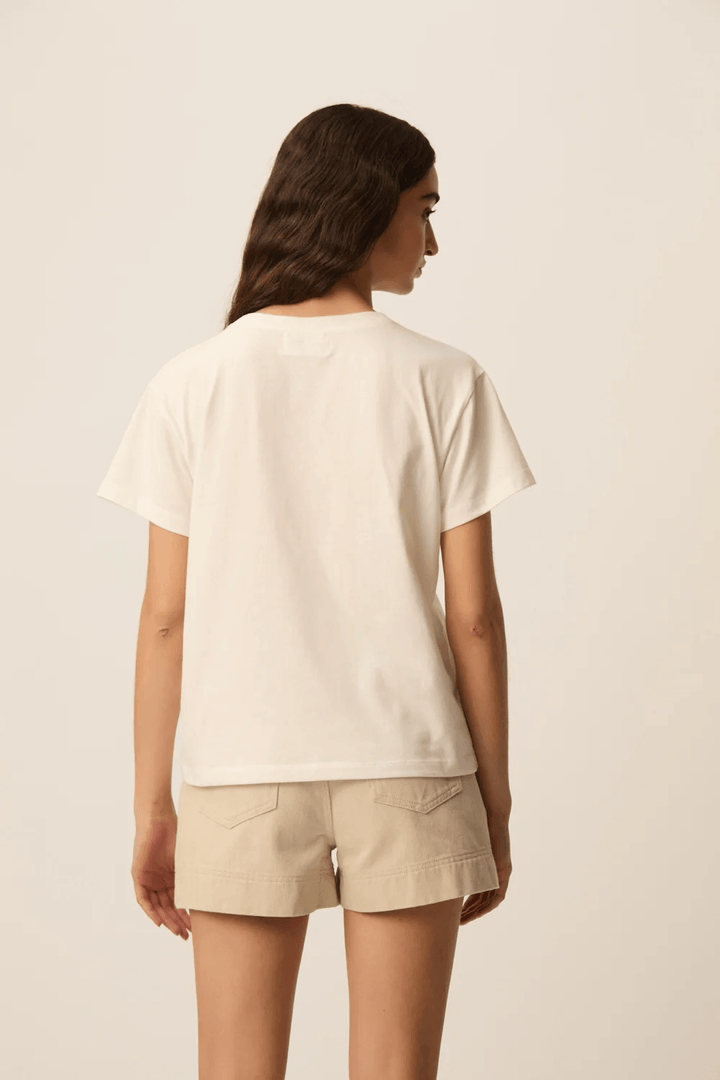 Femme portant un T-shirt à manches courtes col rond coupe classique en tissu doux, vue arrière, avec short beige.
