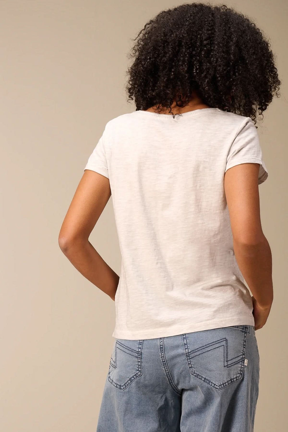 Dos d'un T-shirt à manches courtes coupe décontractée avec encolure ronde et tissu doux.