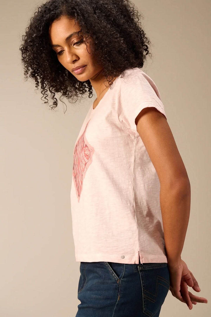 Femme portant un T-shirt à manches courtes coupe décontractée, silhouette fluide, tissu doux, couleur rose, style quotidien moderne