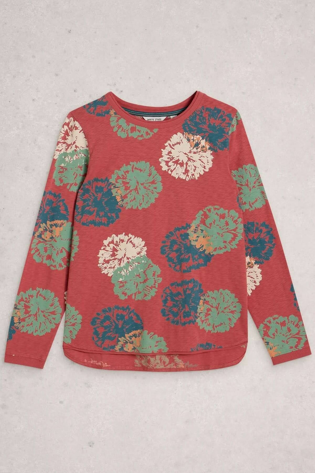 T-shirt à manches longues Clara, rouge avec motifs floraux, coupe droite et encolure ronde, idéal pour le quotidien confortable.