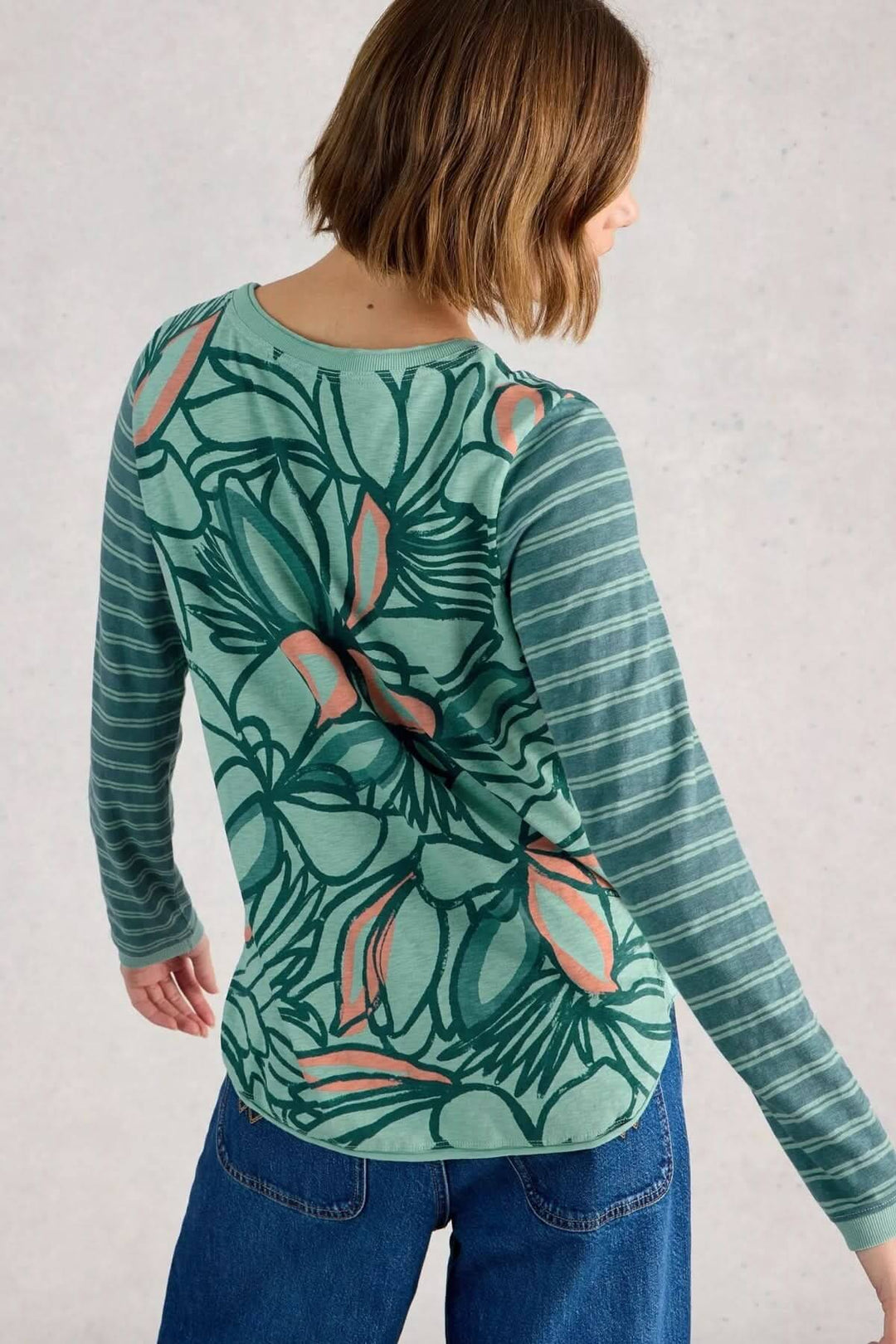 T-shirt à manches longues Clara avec motif floral vert et rayures, parfait pour un style quotidien confortable et tendance.