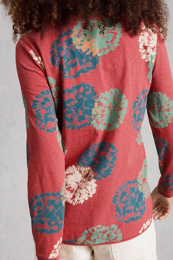 Vue arrière du T-shirt à manches longues Clara avec motifs floraux, présentant une coupe droite et un tissu souple.