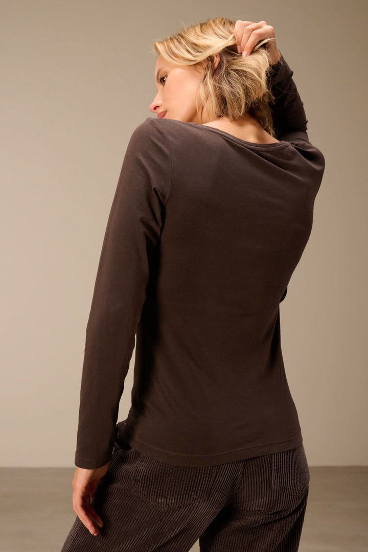 T-shirt manches longues col rond — jersey doux extensible vu de dos, présenté sur un modèle pour illustrer la coupe et le style élégant.