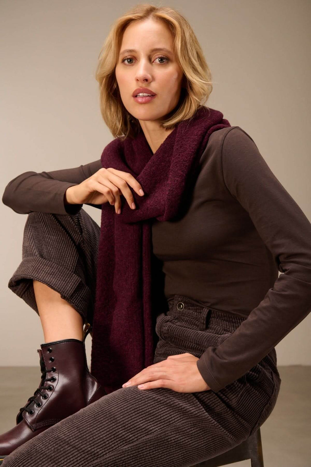 Modèle portant un t-shirt manches longues col rond — jersey doux extensible, avec pantalon et écharpe, sur un fond neutre.