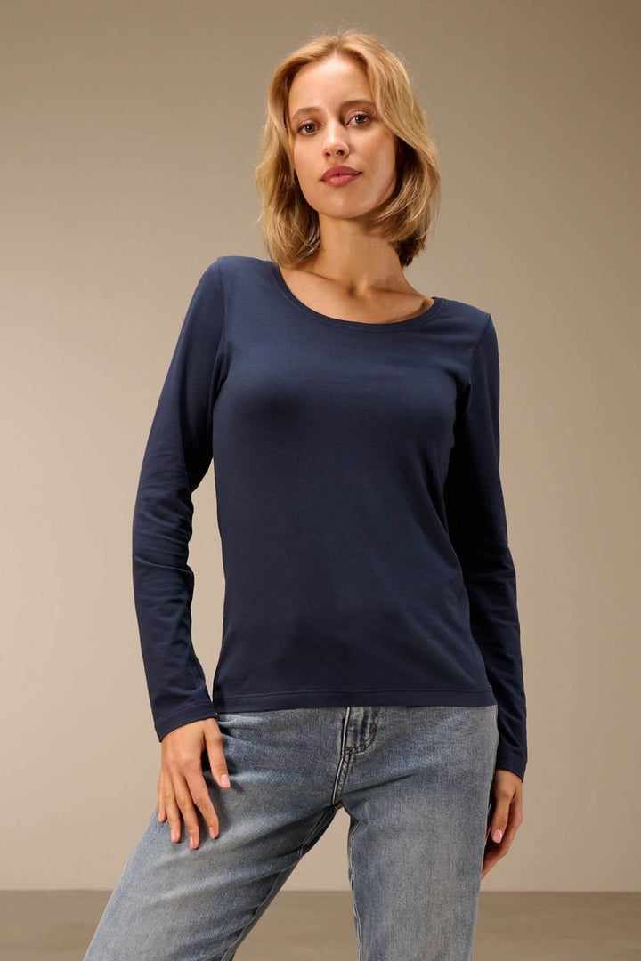 T-shirt manches longues col rond — jersey doux extensible, porté par une femme, idéal pour un style confortable et élégant.