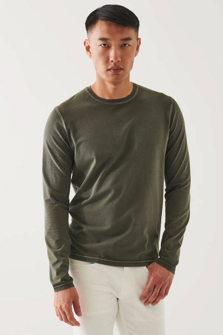 T-shirt à manches longues en coton pima, coupe décontractée, coloris vert, porté par un homme sur fond neutre.