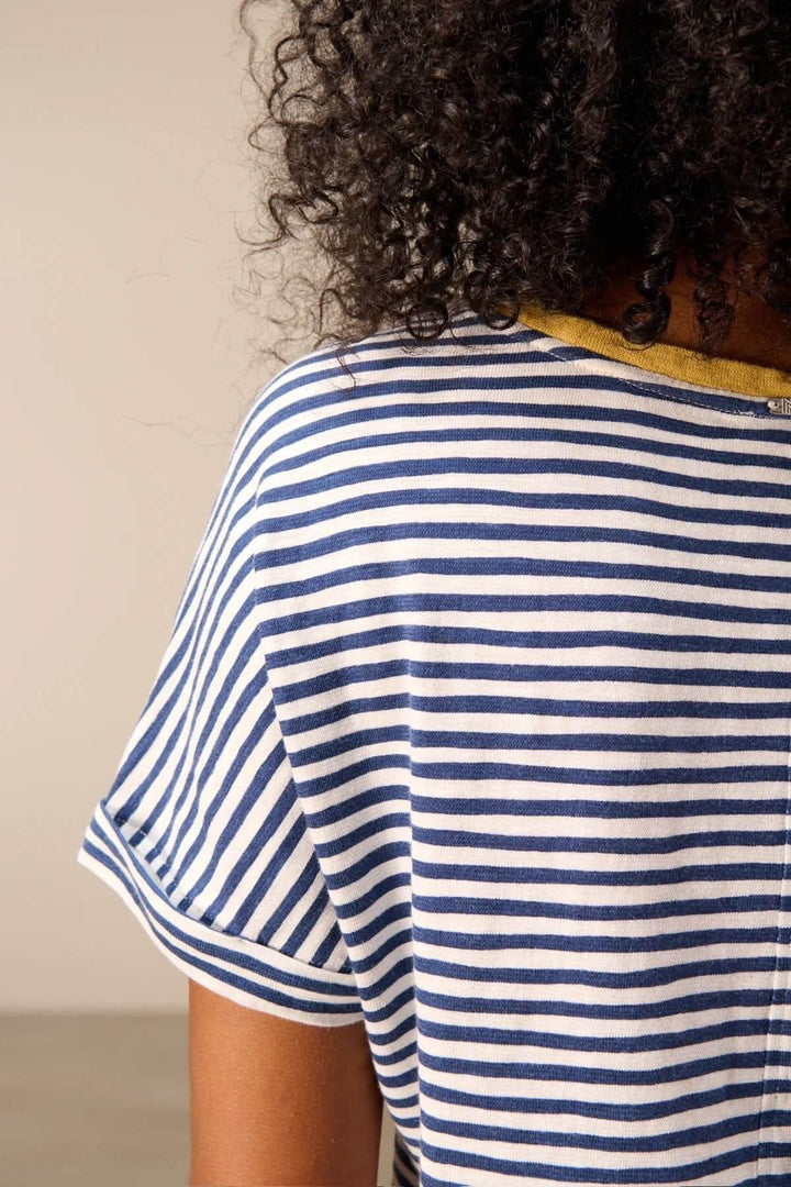 Vue arrière du t-shirt rayé manches courtes style raglan avec encolure contrastante et manches revers.