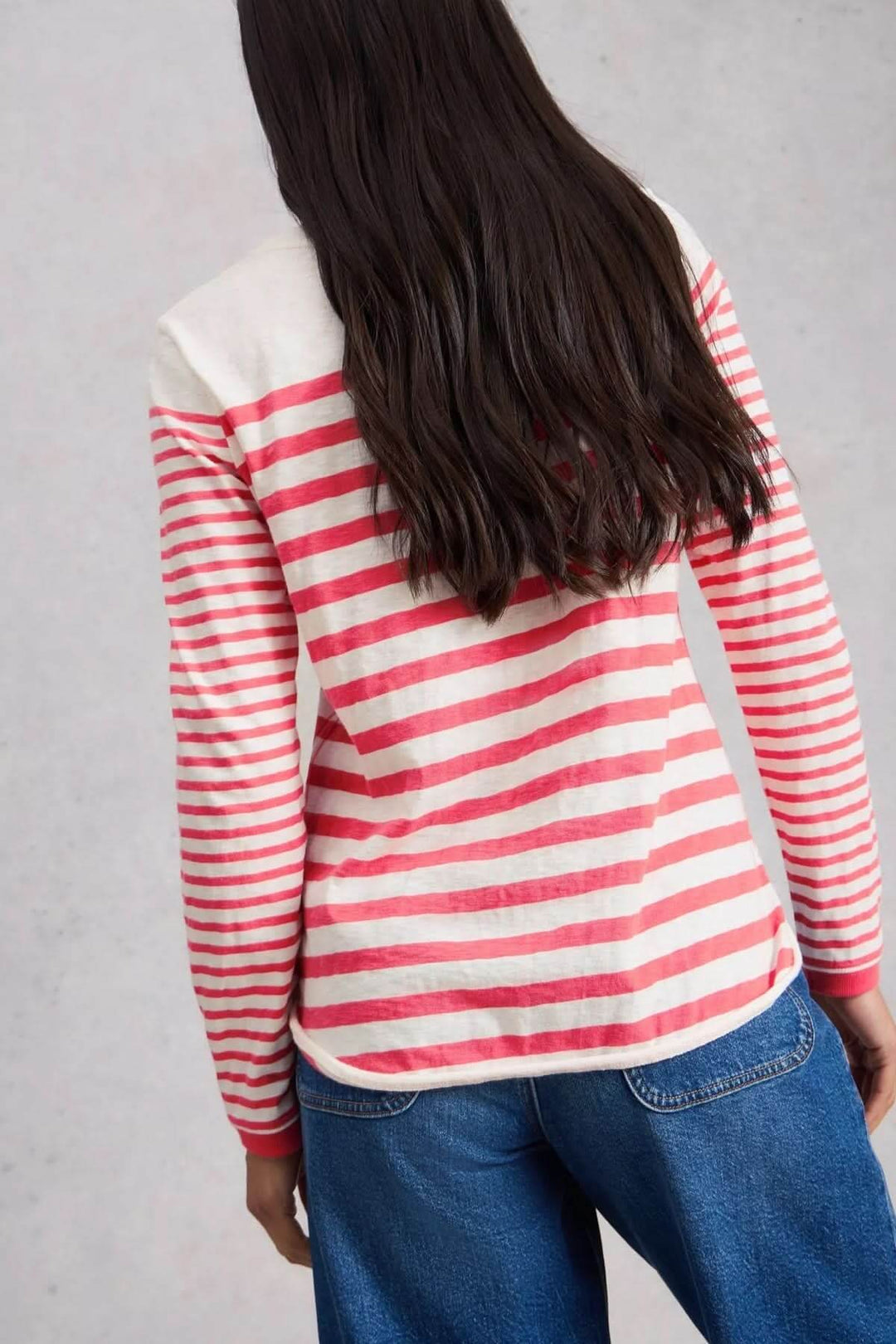 Arrière d'un t-shirt rayé à manches longues, coupe droite, encolure ronde, parfait pour un style décontracté, porté par une femme.