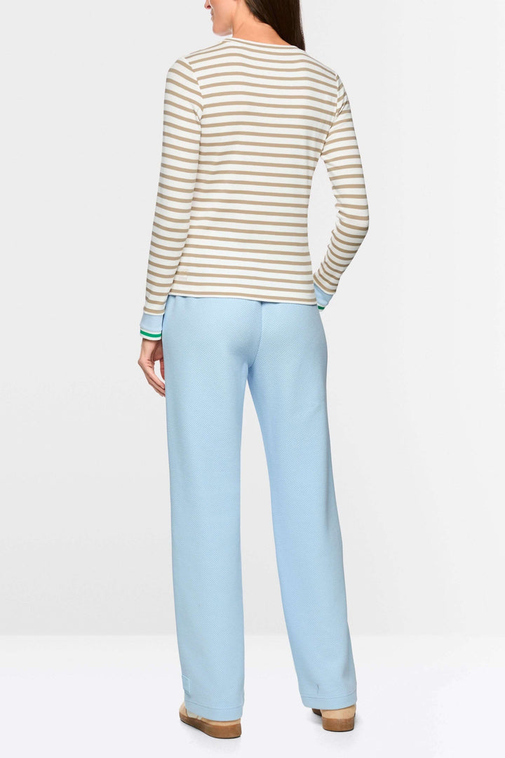 Vue arrière du T-shirt rayée cintrée à manches longues et encolure ronde, porté avec un pantalon bleu clair.