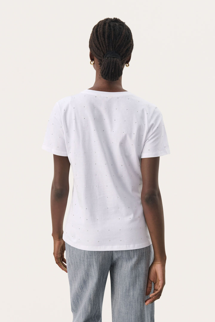 T-shirt scintillant Maggi en coton bio avec détails en strass, vue arrière sur femme avec coupe ample.