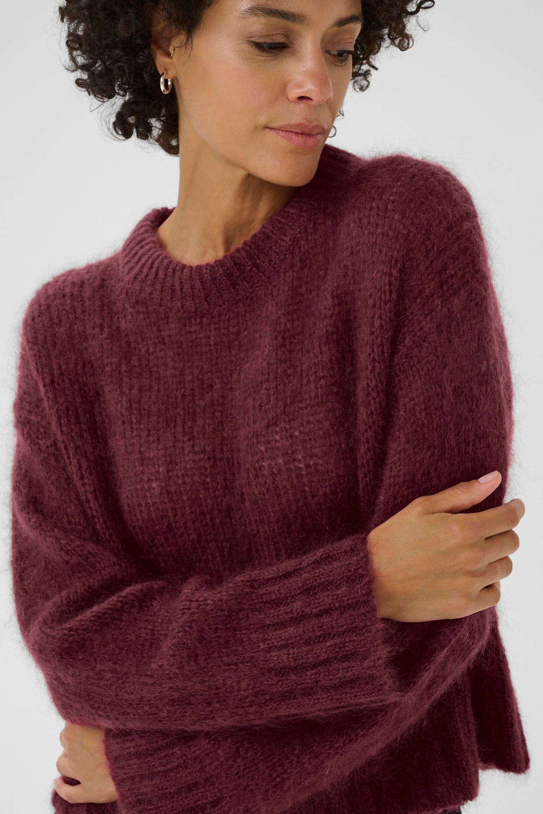 Tricot Sile col rond en maille douce et chaude, coupe ample et manches longues, couleur bordeaux.
