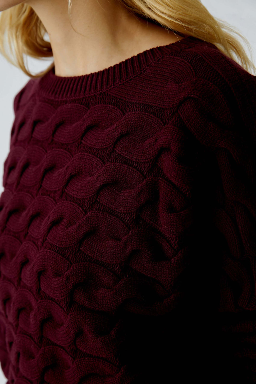 Tricot Sirah avec motif torsadé en coton doux, col bateau élégant et coupe carrée moderne, manches intégrées.
