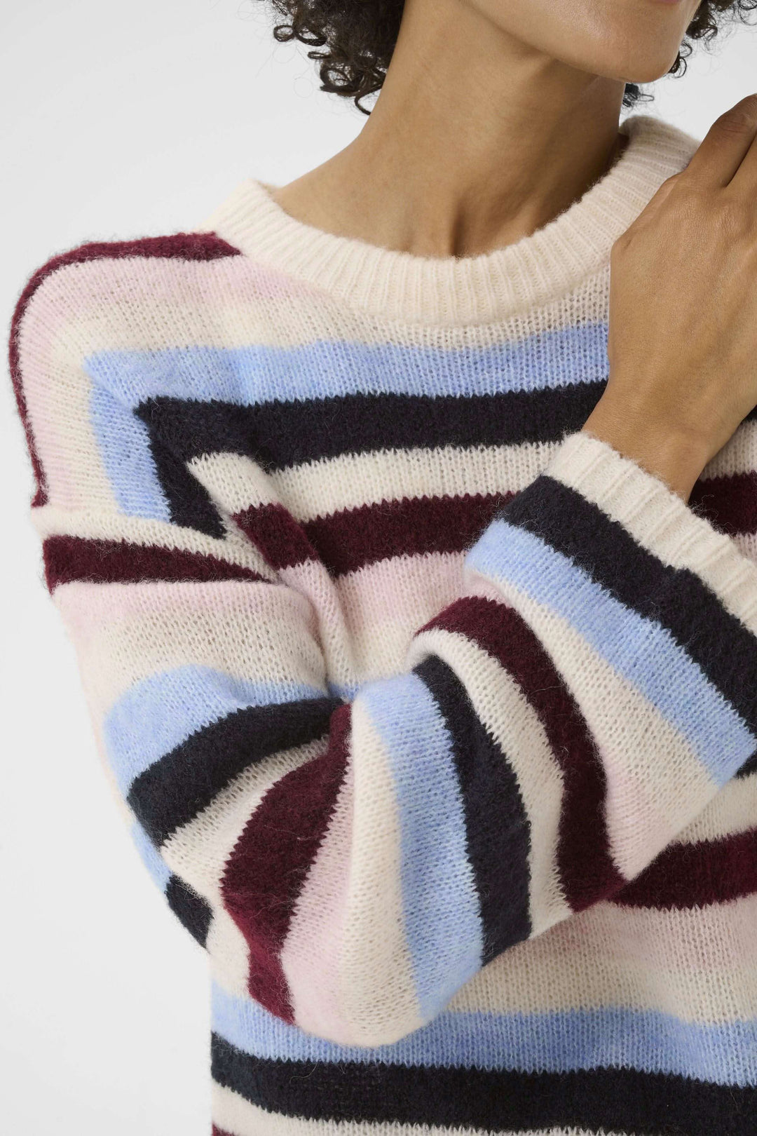 Pull rayé coloré à manches longues et col rond en maille douce, style décontracté. Tricot en laine pour tenue élégante et confortable.
