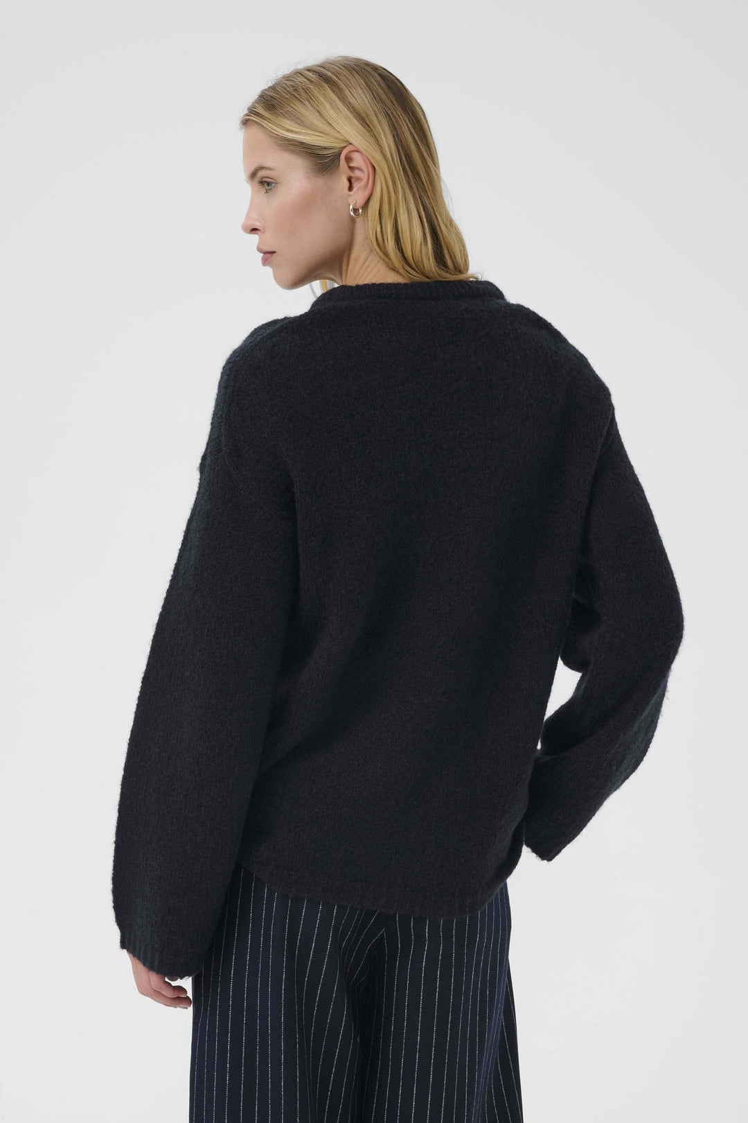 Tricot Spence : tricot noir uni à col rond, manches longues, coupe droite, vue de dos. Polyvalent, idéal pour superpositions.