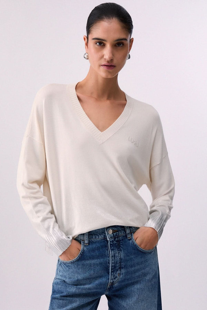 Tricot col en V à manches trois-quarts avec poignets contrastants, coupe fluide pour un style élégant et décontracté.