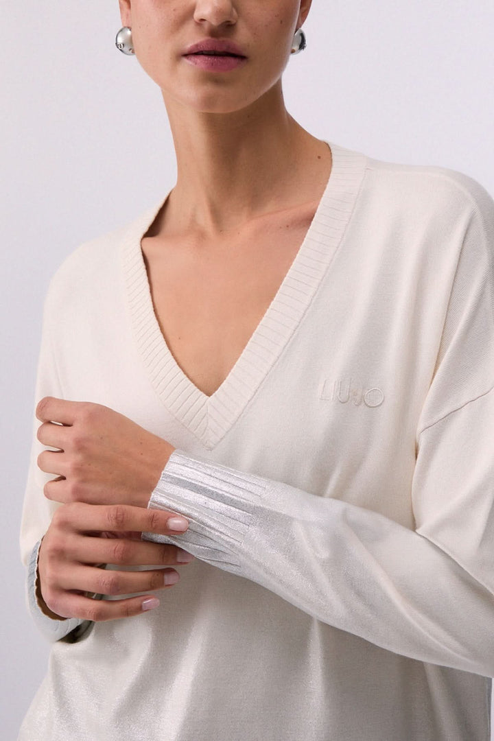 Tricot col en V à manches trois-quarts avec poignets contrastants, coupe fluide élégante, idéal pour superposition.