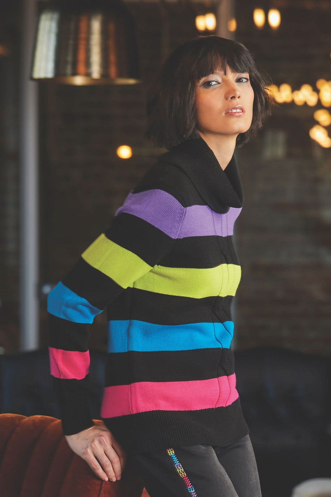 Chandail à col roulé en coton à rayures colorées, idéal pour un look tendance et confortable.