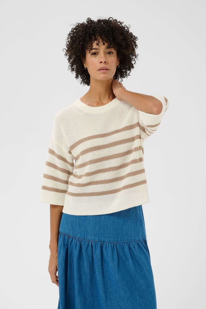 Tricot lin et coton Aliza avec maille ajourée et motif à rayures, silhouette décontractée, parfait pour la mi-saison, manches courtes.