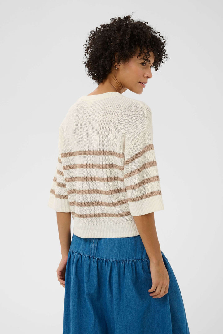 Femme portant Tricot lin et coton Aliza à rayures, manches courtes et coupe décontractée, vue arrière, idéal pour mi-saison.