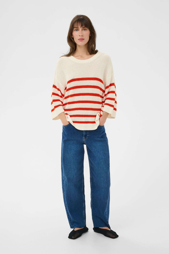 Femme portant un Tricot lin et coton Aliza à manches courtes avec rayures rouges et blanches, coupe décontractée.