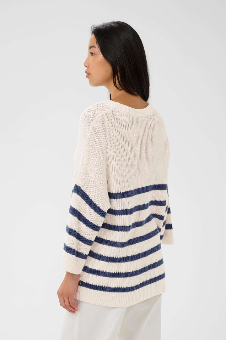 Tricot lin et coton Aliza à rayures pour un look décontracté et actuel, manches courtes, motif graphique intemporel.