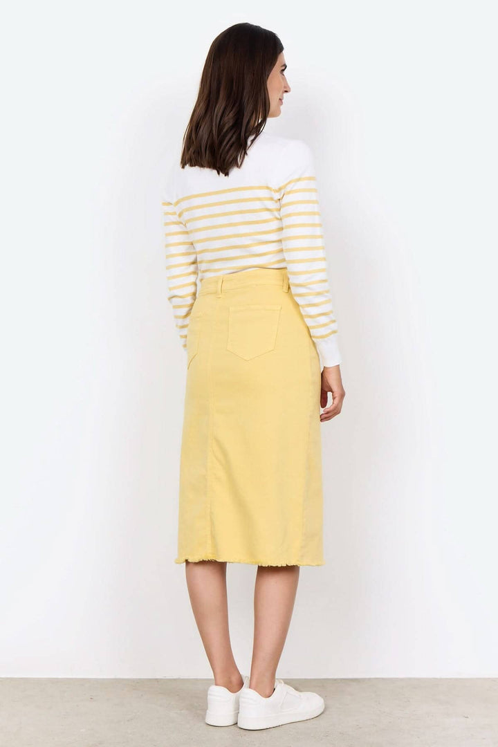 Femme en tricot rayé blanc et jaune, jupe jaune, vue arrière, style décontracté et élégant.