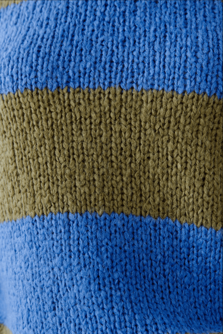 Tricot rayures larges en laine et mohair, bleu et kaki, texture douce et moelleuse.