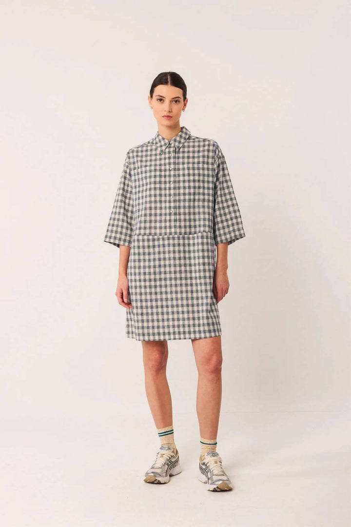 Tunique Vichy à carreaux avec col chemise, manches trois-quarts et coupe droite, portée avec des baskets.