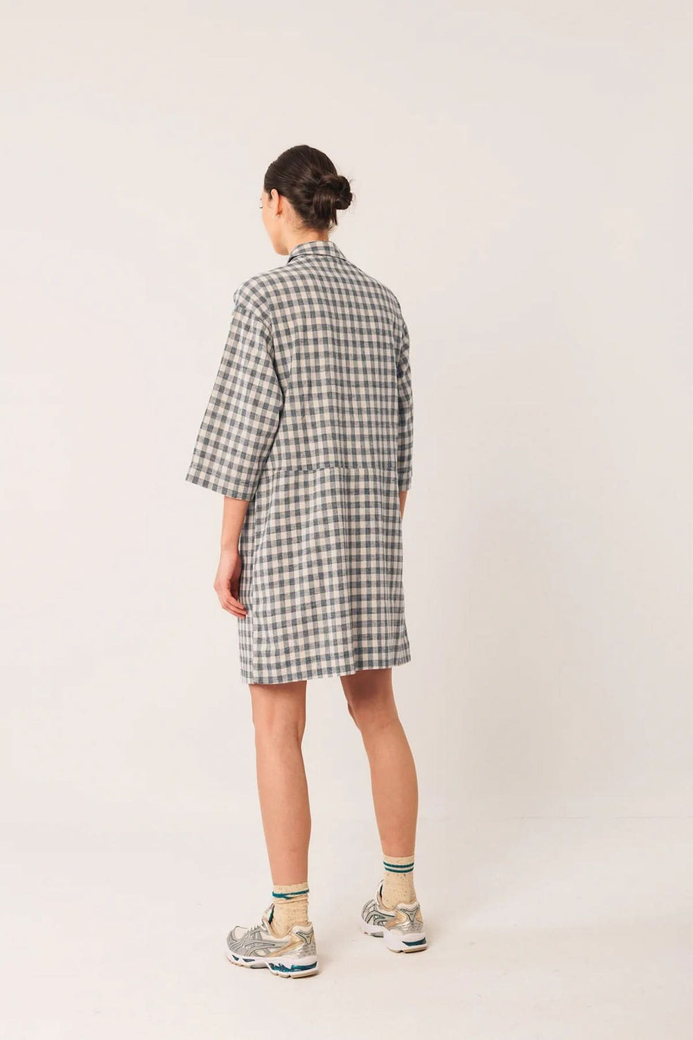 Tunique Vichy à carreaux, coupe droite, col chemise, manches trois-quarts, look décontracté, portée avec des baskets.