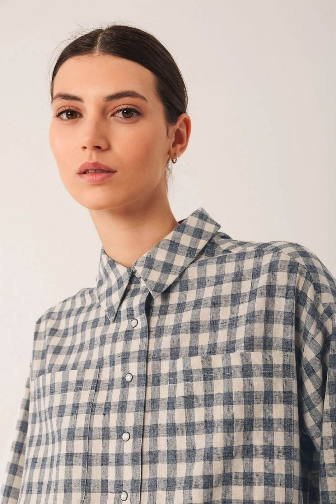 Tunique Vichy à carreaux avec col chemise et coupe décontractée, manches trois-quarts, style casual.