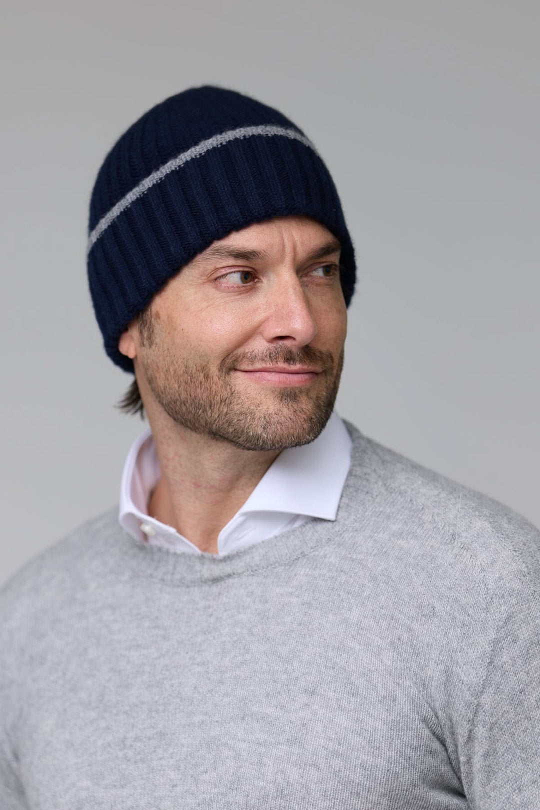 Tuque en tricot côtelé portée par un homme, détail contrastant visible, style décontracté et chaud pour l'hiver.