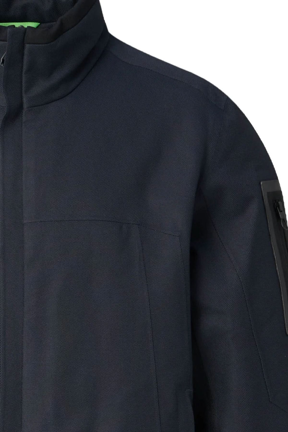 Détail de la Veste Hexatec Boss Green en twill technique. Protection déperlante et doublure polaire pour chaleur et confort.