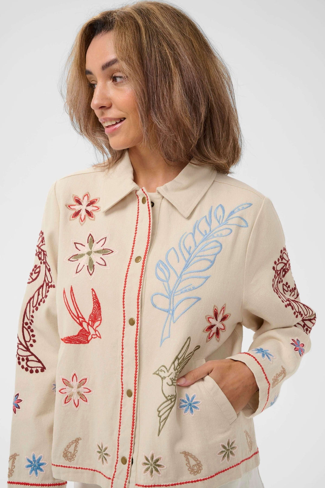 Veste Rosetta brodée à col chemise avec broderies colorées et col structuré sur un modèle.