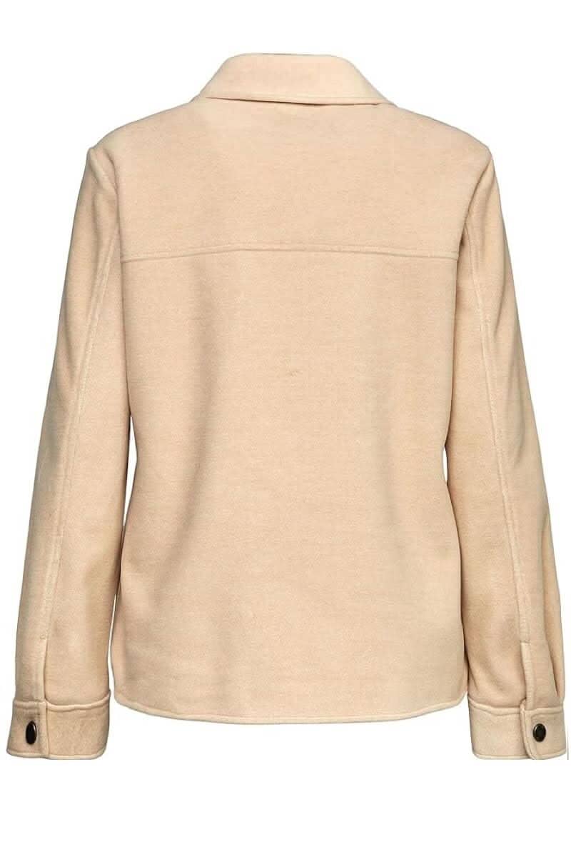 Veste beige avec manches longues et deux poches, idéale pour l'automne ou le printemps, vue arrière.