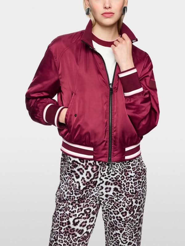 Veste bomber réversible avec imprimé léopard, coupe sportive et poignets tricotés contrastés, parfaite pour un style moderne et décontracté.