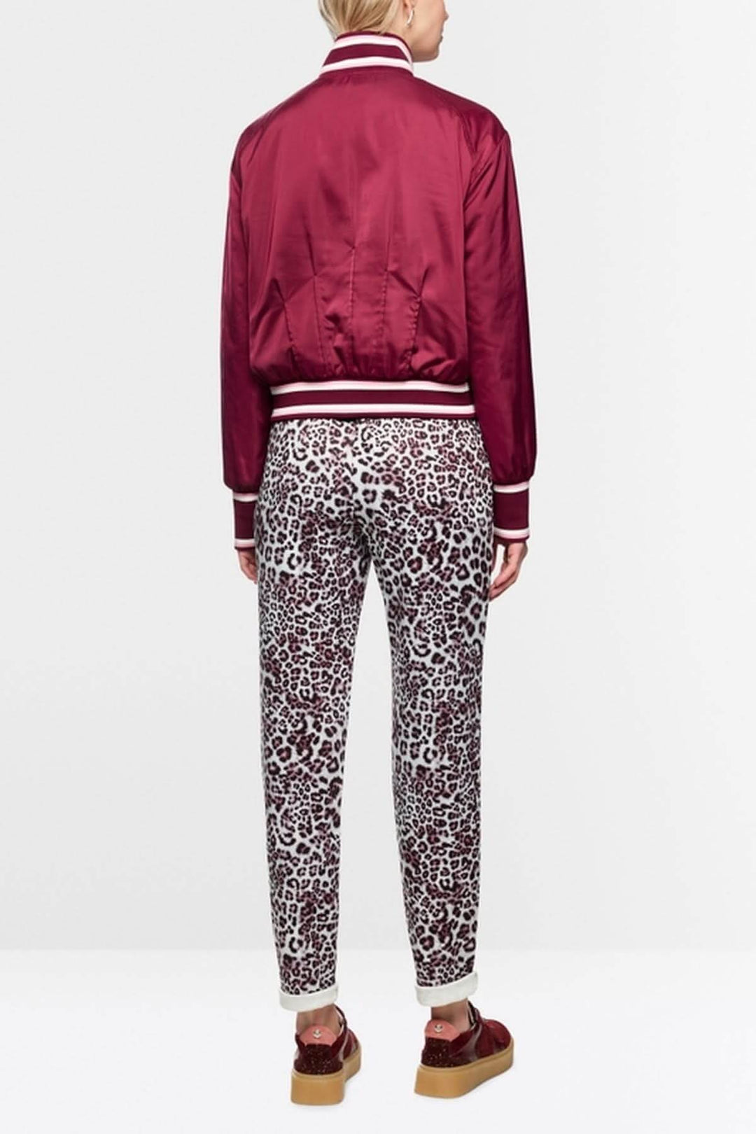 Veste bomber réversible avec coupe ample et poignets tricotés, affiche un côté uni et un côté imprimé léopard élégant.