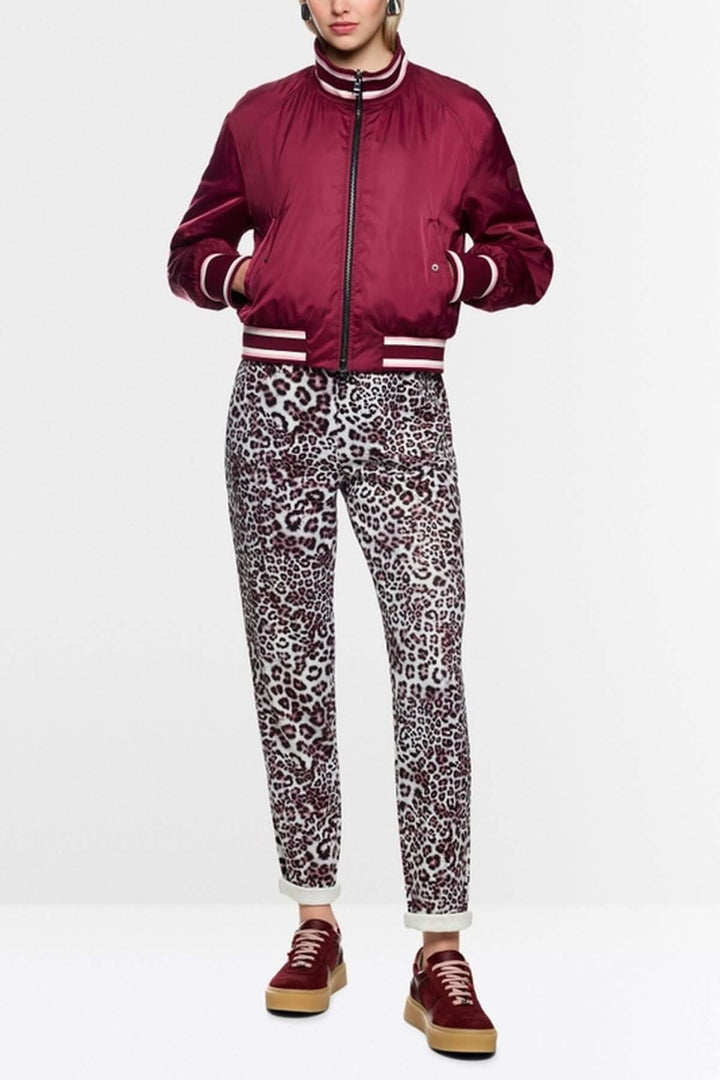 Veste bomber réversible avec côté léopard, poignets contrastés modernes, et forme sportswear détendue pour un look tendance.