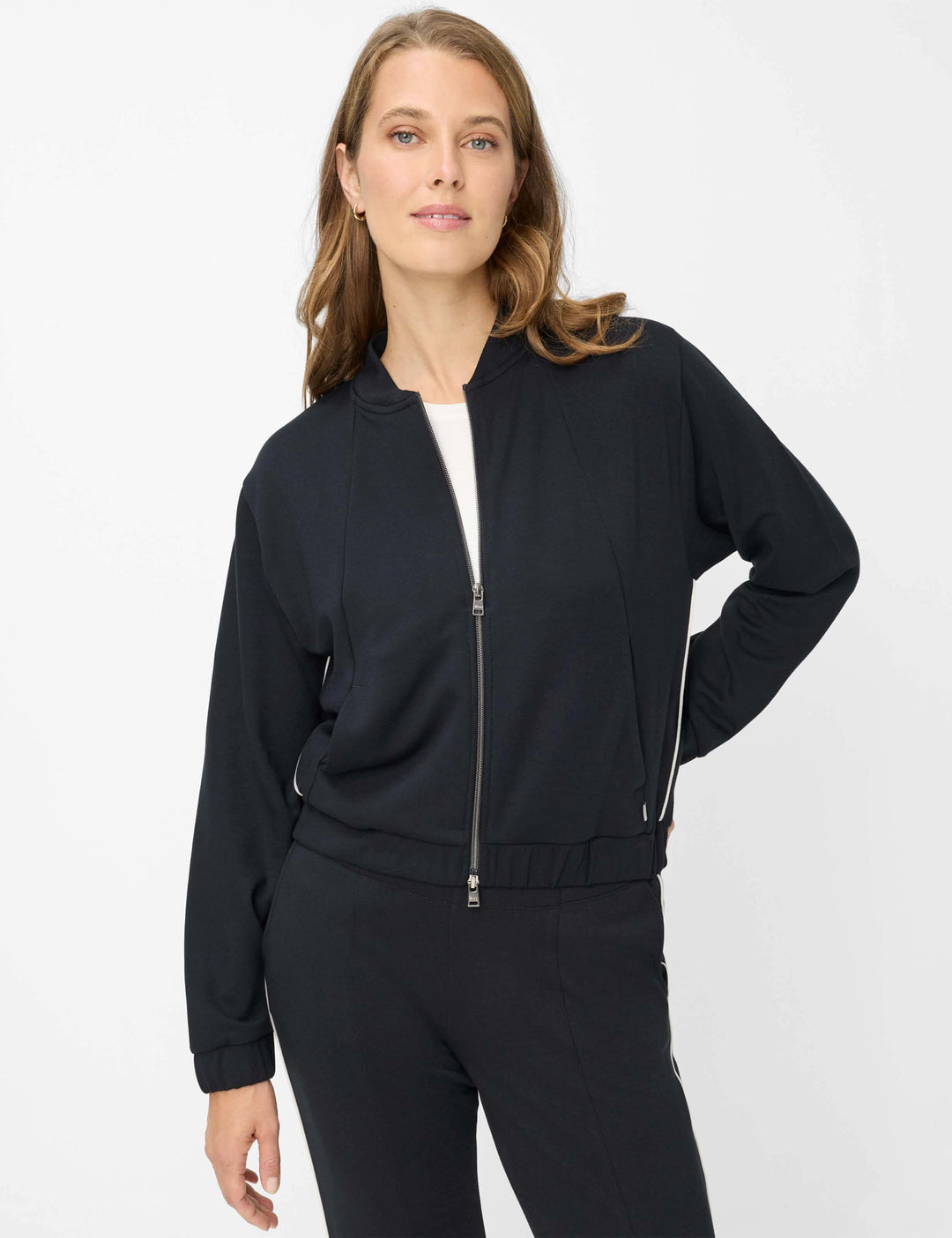Modèle portant la Veste bomber zipée BECKY L, coupe courte et élégante, idéale pour un look moderne et confortable.