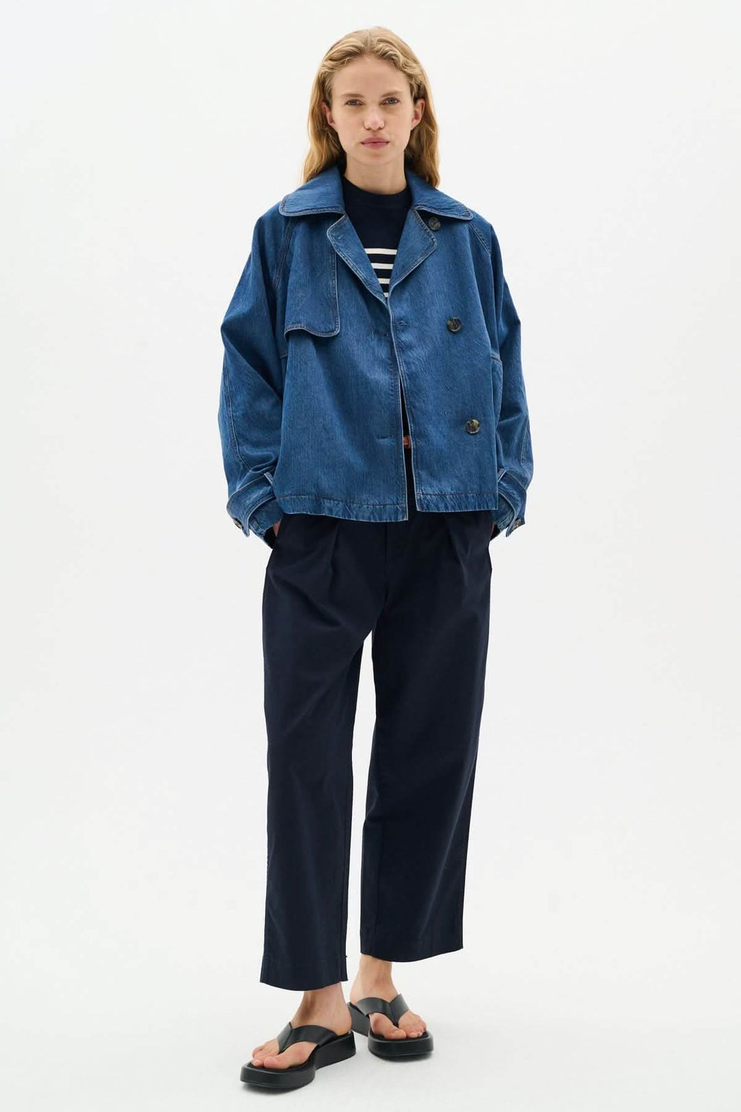 Veste courte en denim Mable sur mannequin, présentant une coupe droite pour un style décontracté et moderne.